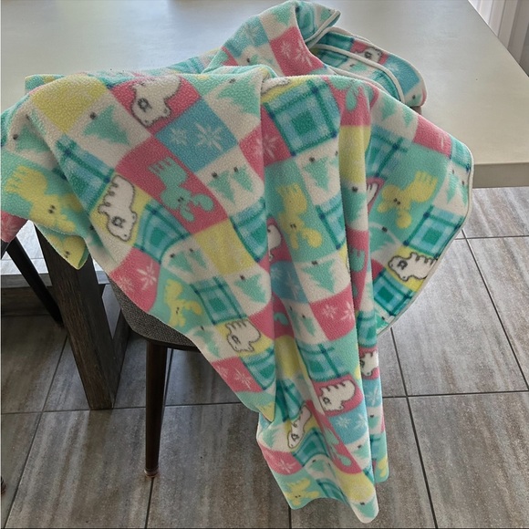 Vintage Colourful and Cozy Fleece Winter Print Baby Blanket in Pastel Shades - Picture 6 of 8